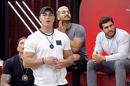 Fellipe com o colar de dono do a grande conquista no pescoço