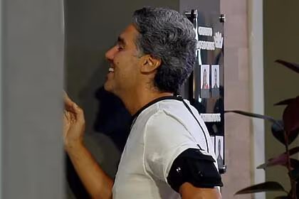 Fernando batendo a cara no esconde-esconde de a grande conquista