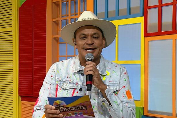 Frank Aguiar segura ficha e microfone na TV Aparecida