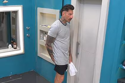 Guipa na porta do banheiro de a grande conquista e com a mão na bunda