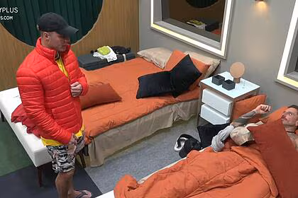Guipa e fellipe no quarto dos donos da mansão