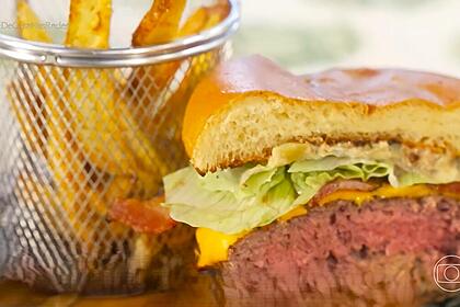 Hambúrguer com batata frita temperada pronto no cenário do programa É de Casa