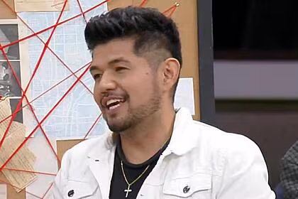 Hideo de camiseta preta e agasalho branco na a grande conquista