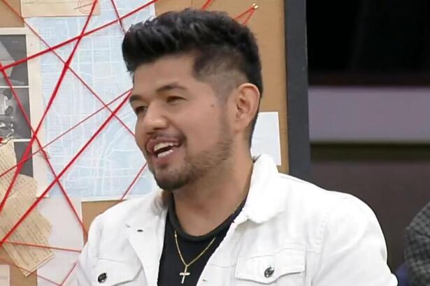 Hideo de camiseta preta e agasalho branco na A Grande Conquista
