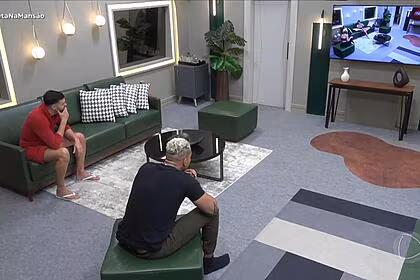 Kaio e brenno no quarto dos donos da mansão, assistindo os vídeos na televisão