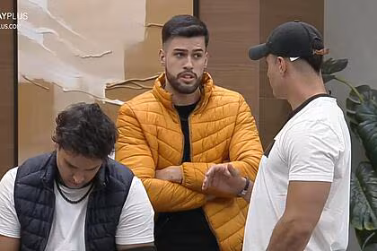Kaio e fellipe em uma discussão, com bruno à frente na imagem, em a grande conquista