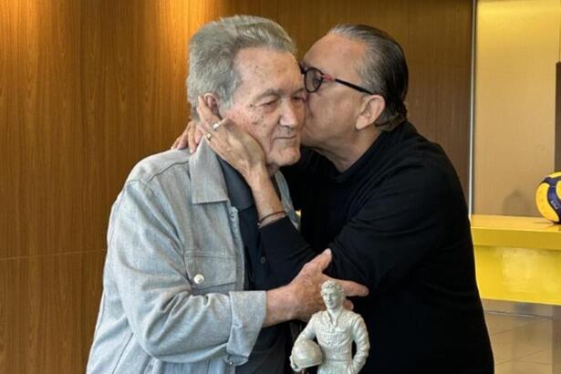 Léo Batista e Galvão Bueno em trecho da série especial ‘Léo Batista, A Voz Marcante’