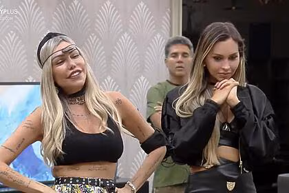 Lizi e any na sala da mansão de a grande conquista