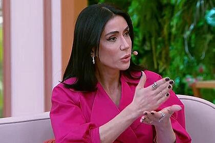 Michelle Barros gesticulando no sofá do Chega Mais
