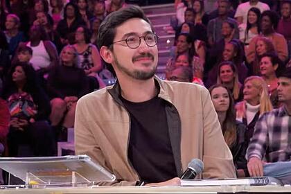 Nilson Klava na bancada de jurados da dança dos famosos no Domingão