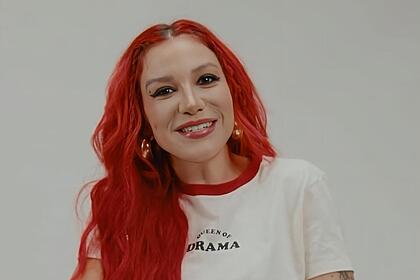 Priscilla de cabelo vermelho e sorrindo