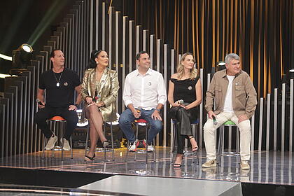 Benjamin Back, Helen Ganzarolli, André Galvão, Nadine Basttos e Cleber Machado sentados no Jogo do Banquinho do Programa Raul Gil