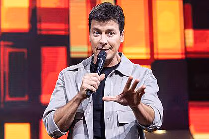 Rodrigo faro gesticulando no palco do canta comigo 6
