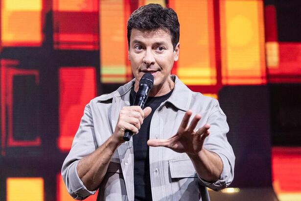 Rodrigo Faro gesticulando no palco do Canta Comigo 6