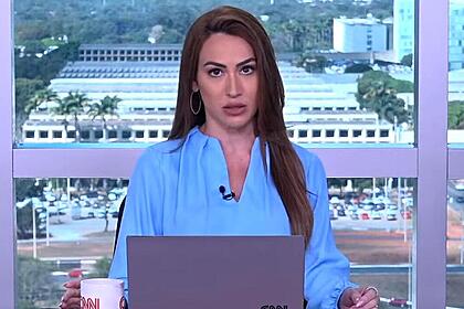 Tainá Falcão na bancada do Bastidores CNN da CNN Brasil