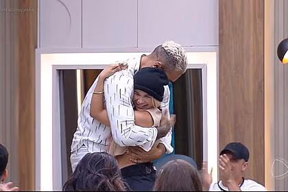 Taty pink e brenno se abrançando na sala de a grande conquista