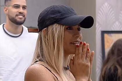 Taty pink na sala de a grande conquista, durante a dinâmica do hora do faro