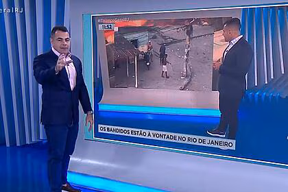 Tino junior em trecho do balanço geral rj, em frente a telão