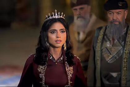 Nathalia florentino como hadassa/ester entrando em um palácio com coroa na cabeça e chorando em cena da série a rainha da pérsia