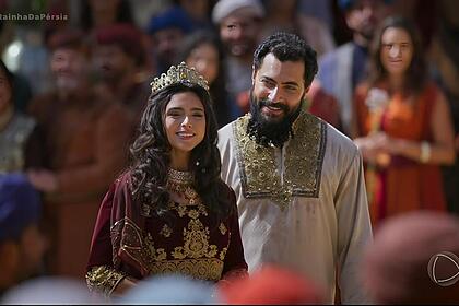 Xerxes olha para Ester sorrindo em cena da coroação na série A Rainha da Pérsia