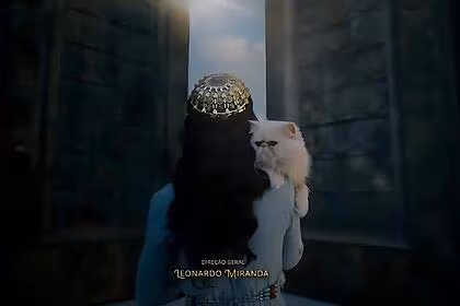 Gato persa nos braços de hadassa/ester na abertura de a rainha da pérsia