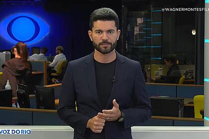 Wagner Montes Filho com semblante sério no cenário do programa A Voz do Rio na Band