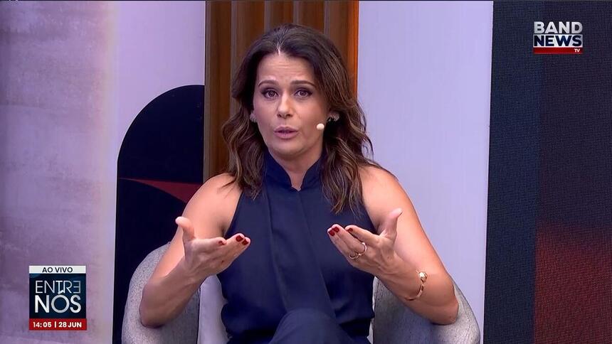 Adriana Araújo apresentando o Entre Nós no BandNews TV