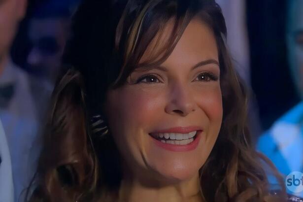 Mylla Christie como verônica, sorrindo em cena da novela As Aventuras de Poliana