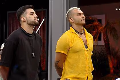 Kaio e brenno olhando para rachel sheherazade na troca de poder
