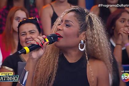 Cariúcha sorrindo no Programa do Ratinho