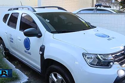 Carro da record com para-brisa atingido por tiro