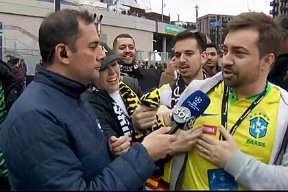 O repórter André Galvão entrevistando torcedores na porta do estádio de Wembley, em Londres