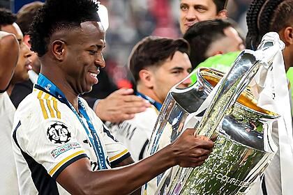 Vinicius Jr. segura taça da Champions League 2024