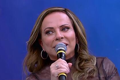 Christina Rocha fala ao microfone no Geral do Povo