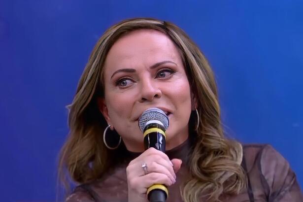 Christina Rocha fala ao microfone no Geral do Povo