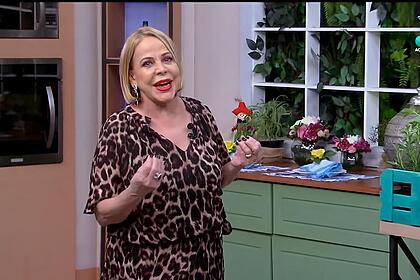 Claudete Troiano na cozinha do seu programa Vou te Contar e o logo da RedeTV! ao vivo