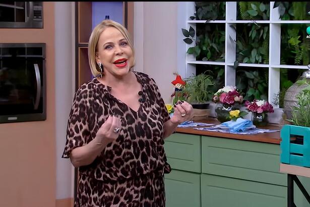 Claudete Troiano na cozinha do seu programa Vou te Contar e o logo da RedeTV! ao vivo