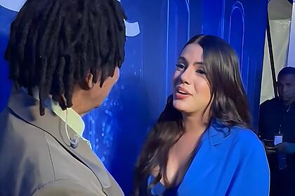 Fernanda olha para Djavan em conversa nos bastidores do festival Tim Music Rio