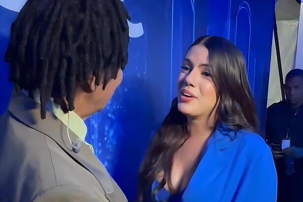Fernanda olha para Djavan em conversa nos bastidores do festival Tim Music Rio