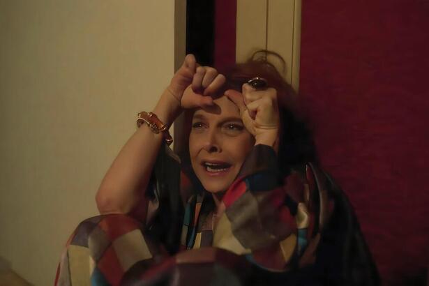 Drica Moraes com as mãos na cabeça e chorando em cena de Os Outros