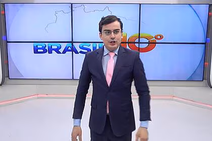 Dudu camargo no cenário da tv meio