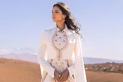 Nathalia florentino como hadassa/ester olhando para o deserto em cena da série a rainha da pérsia