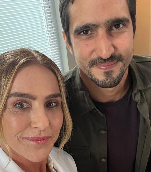 Monica Curi sorrindo ao lado de Renato Góes nos bastidores de Família é Tudo