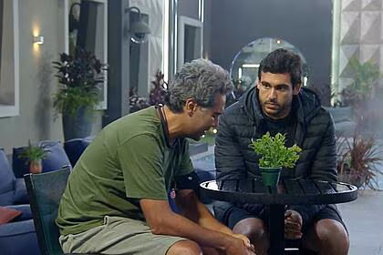 Fernando sampaio chora na frente de hadad na área externa da mansão do a grande conquista