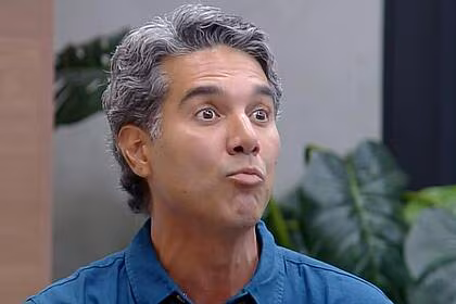 Fernando sampaio pedindo votos sentado no sofá da mansão do a grande conquista