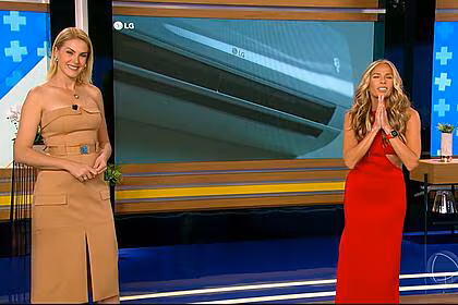 Ana hickmann sorrindo ao lado de adriane galisteu no hoje em dia