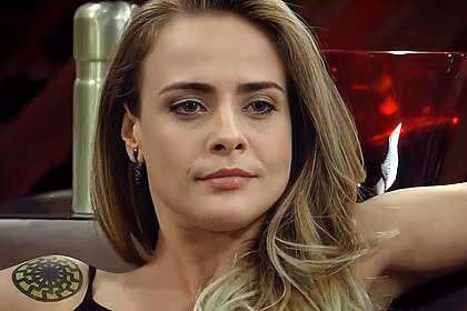 Juliana silveira sorrindo em cena da novela vitória na record