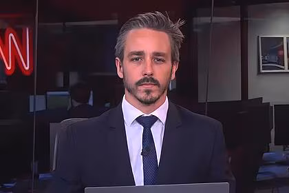 Mathias brotero apresentando telejornal na redação da cnn brasil