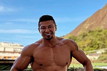 Gilson de Oliveira, ex-personal de Gracyanne, posa em frente ao mar