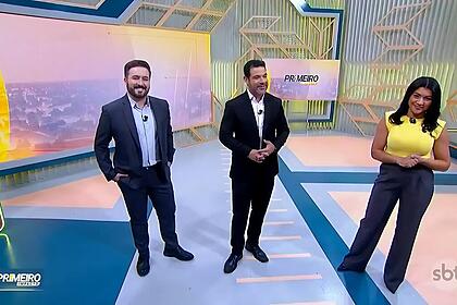 Felipe Malta, Darlisson Dutra e Daniele Brandi sorrindo no cenário do Primeiro Impacto